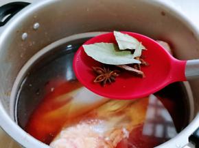 腌制好的羊腿放入高压锅中，加入水，水量在高压锅的水位线上！再加入八角，桂皮，香味！盖上盖子，烧开，转小火压35分钟！关火后，待高压锅解压后再将盖子打开！