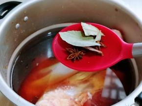 腌制好的羊腿放入高压锅中，加入水，水量在高压锅的水位线上！再加入八角，桂皮，香味！盖上盖子，烧开，转小火压35分钟！关火后，待高压锅解压后再将盖子打开！