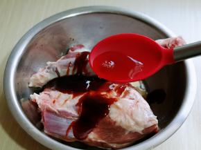 再加入料酒！(可以适当多些，去腥味)