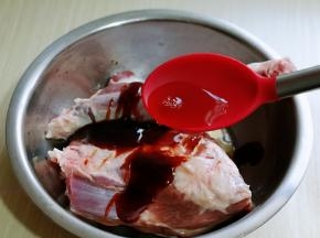 再加入料酒！(可以适当多些，去腥味)