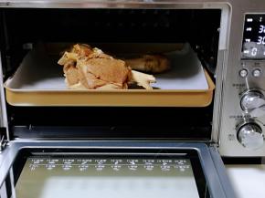 高压锅压好的羊腿取出，放在垫油纸的烤盘里！入烤箱中层！