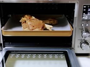 高压锅压好的羊腿取出，放在垫油纸的烤盘里！入烤箱中层！