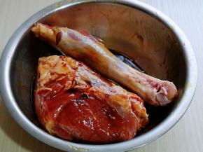 戴上食品手套给羊腿按摩，均匀吸收到调味料！放入冰箱腌制24小时！