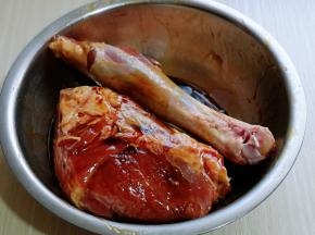 戴上食品手套给羊腿按摩，均匀吸收到调味料！放入冰箱腌制24小时！