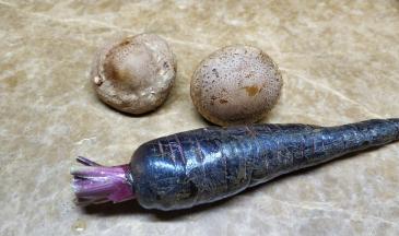 清洗干净紫胡萝卜和鲜菇
