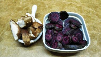 紫胡萝卜切片、鲜菇切条