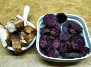 紫胡萝卜切片、鲜菇切条