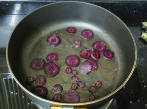 先用不粘锅放入少许蒜盐炒熟一点紫胡萝卜和鲜一数，让其水份先蒸发出来