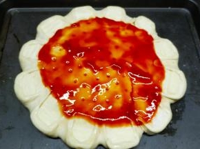 披萨饼底抹上番茄醬或披萨酱