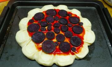 码上炒熟的紫胡萝卜和鲜菇