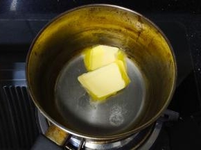 将称重好的黄油、水、糖、盐放入奶锅里，大火加热
