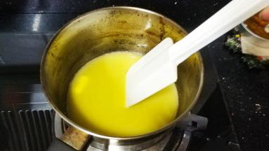 加热时要轻轻搅拌，让黄油和水完全融化
