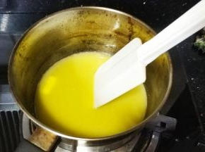 加热时要轻轻搅拌，让黄油和水完全融化