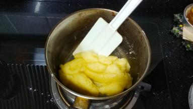 水沸腾时将低粉全部倒入转小火，快速搅拌均匀，将面粉充分烫熟至不粘锅了，关火（这步要一气呵成）