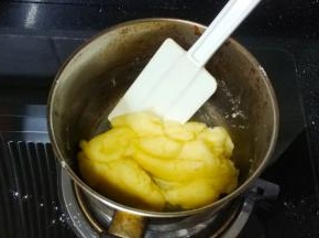 水沸腾时将低粉全部倒入转小火，快速搅拌均匀，将面粉充分烫熟至不粘锅了，关火（这步要一气呵成）