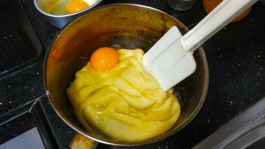 用刮刀将面糊搅散散热，等面糊冷却至不太汤手后，加入打散的蛋液（我偷懒直接一个个打入）