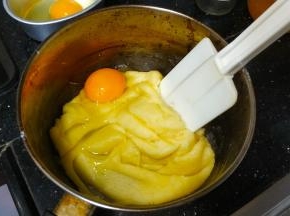 用刮刀将面糊搅散散热，等面糊冷却至不太汤手后，加入打散的蛋液（我偷懒直接一个个打入）