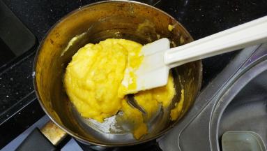 蛋液分多次慢慢加入，充分搅拌均匀后再加