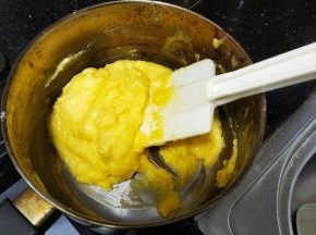 蛋液分多次慢慢加入，充分搅拌均匀后再加