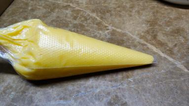 面糊搅拌均匀细腻柔滑，刮刀提起后可以拉出一个长尾（倒三角）这个状态。
把面糊装入一次性裱花袋里，剪个小口，亦可放个喜欢的裱花嘴