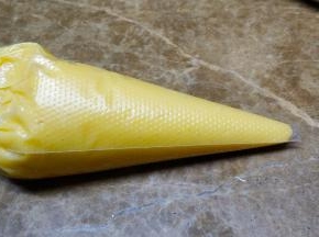 面糊搅拌均匀细腻柔滑，刮刀提起后可以拉出一个长尾（倒三角）这个状态。
把面糊装入一次性裱花袋里，剪个小口，亦可放个喜欢的裱花嘴