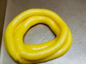 在不粘烤盘上画圆圈挤上面糊，挤上三层