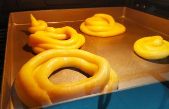 烤箱预热200度，烤10分钟定型再将温度调到180度25分钟，表面呈褐色即可