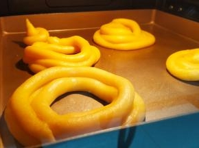 烤箱预热200度，烤10分钟定型再将温度调到180度25分钟，表面呈褐色即可