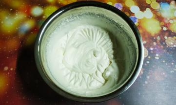 淡奶油加入糖、盐打发好，放入裱花袋里，装上喜欢的裱花嘴