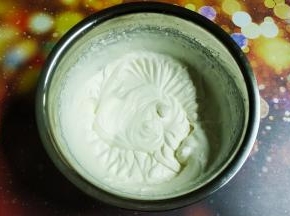淡奶油加入糖、盐打发好，放入裱花袋里，装上喜欢的裱花嘴