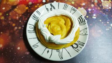 泡芙取出晾凉后，从中间拦腰切半，在泡芙切开的一半上挤上一层奶油，放上喜欢的水果丁，再挤上一层奶油