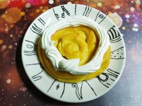 泡芙取出晾凉后，从中间拦腰切半，在泡芙切开的一半上挤上一层奶油，放上喜欢的水果丁，再挤上一层奶油