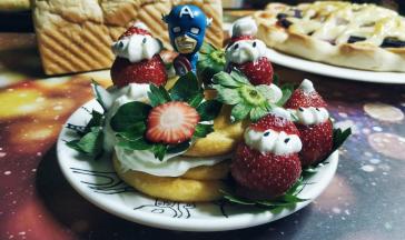 摆上美国队长，亦可撒上适量的防潮糖分装饰