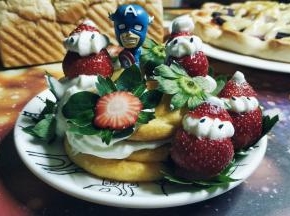 摆上美国队长，亦可撒上适量的防潮糖分装饰