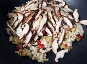 接着放入香菇翻炒均匀。