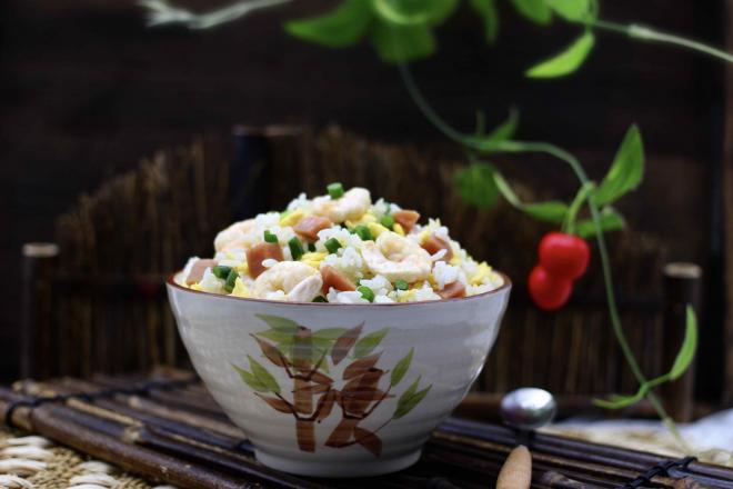 鹅蛋虾仁蒜薹火腿炒饭