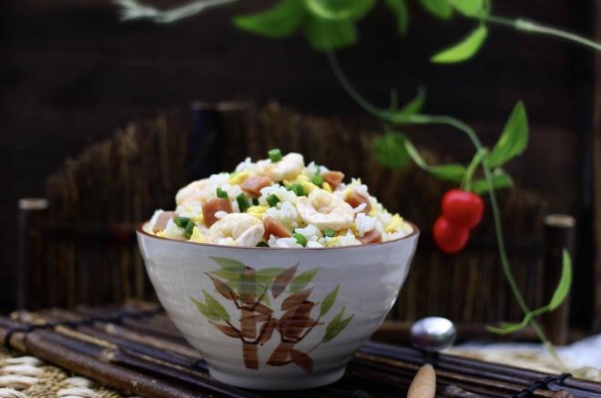鹅蛋虾仁蒜薹火腿炒饭