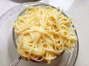 煮好的意面沥干水分。