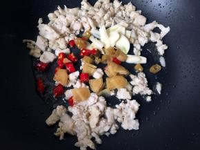 加入泡椒、泡姜和蒜翻炒出香味。