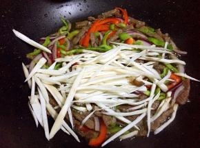 接着放入杏鲍菇炒均匀。