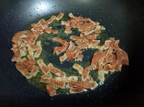 放入牛排炒变色。