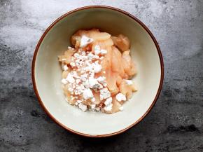 鸡胸肉切片加适量淀粉拌匀。