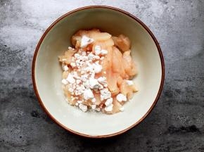 鸡胸肉切片加适量淀粉拌匀。