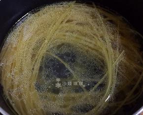 水烧开加入适量橄榄油和盐。放入意面煮8-10分钟，面能用手掐断即可。