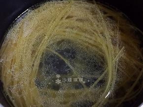 水烧开加入适量橄榄油和盐。放入意面煮8-10分钟，面能用手掐断即可。