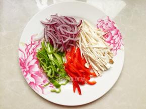 将配菜切成丝。