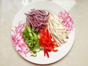 将配菜切成丝。