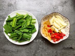 将调味菜切成如图所示。