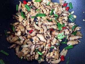 大火炒1分钟关火出锅。