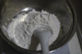 糯米粉中慢慢加温水揉成光滑面团